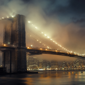 Puente con niebla por la noche.