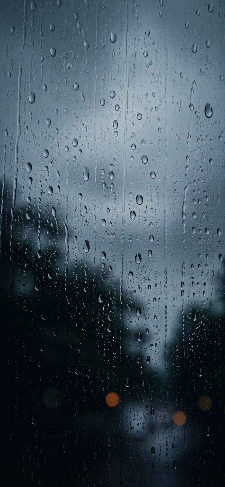 Gotas de lluvia en vidrio.